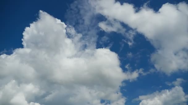 A kék eget felhők haladunk. Idő telik el — Stock videók