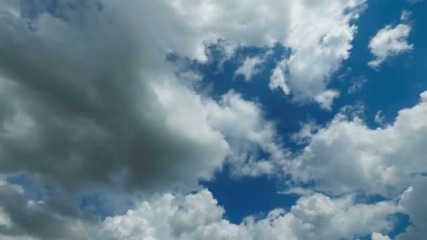 Le nuvole si muovono nel cielo blu. Interruzione temporale — Video Stock