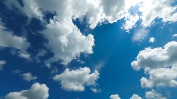Bulutlar mavi gökyüzünde hareket ediyor. Zaman atlamalı — Stok video