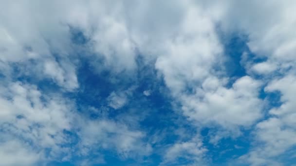 Las nubes se mueven en el cielo azul. Tiempo de caducidad — Vídeos de Stock