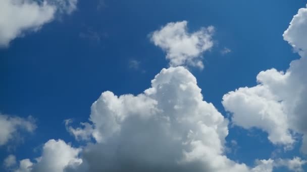 Les nuages se déplacent dans le ciel bleu. Délai imparti 