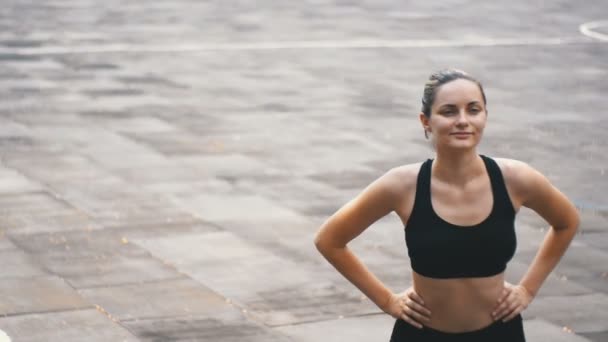 Joven atlética chica de deportes realiza entrenamiento tronco en el campo de deportes en el parque — Vídeo de stock