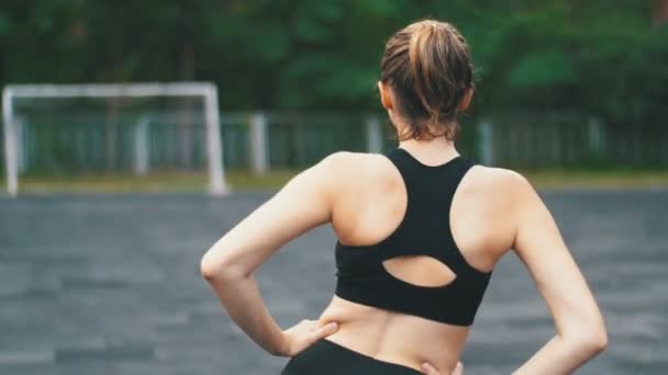 Jonge atleet vrouw in Sport Outfit die zich bezighouden met Fitness op het sportveld in het Park. — Stockvideo