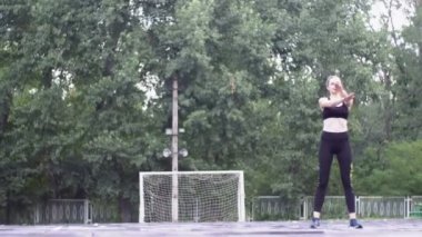 Genç sporcu kadın Fitness spor alanında Park yapan spor kıyafeti.