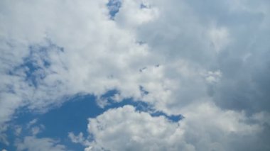 Bulutlar mavi gökyüzünde hareket ediyor. Zaman atlamalı