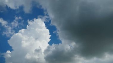 Bulutlar mavi gökyüzünde hareket ediyor. Zaman atlamalı