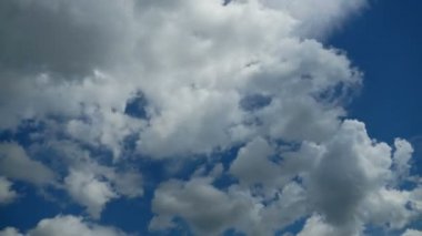 Bulutlar mavi gökyüzünde hareket ediyor. Zaman atlamalı