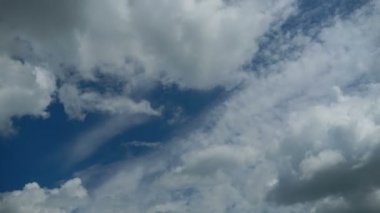 Bulutlar mavi gökyüzünde hareket ediyor. Zaman atlamalı