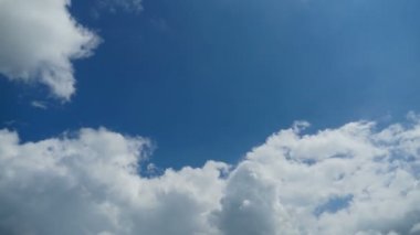 Bulutlar mavi gökyüzünde hareket ediyor. Zaman atlamalı