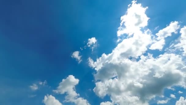 Les nuages se déplacent dans le ciel bleu. Délai imparti — Video