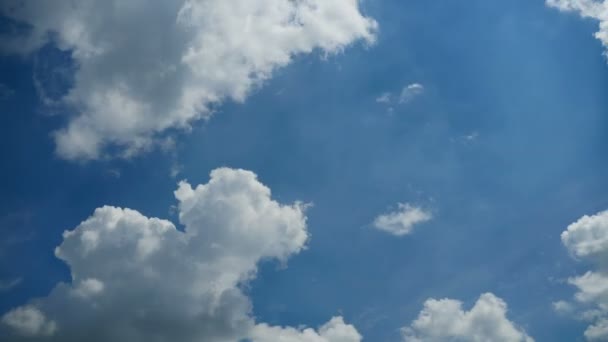 Les nuages se déplacent dans le ciel bleu. Délai imparti — Video