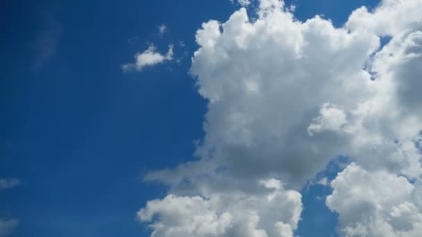 Molnen rör sig i den blå himlen. Tidsfördröjning — Stockvideo