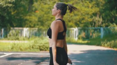 Genç sporcu kadın parkta spor alan ip atlama rahat spor kıyafeti