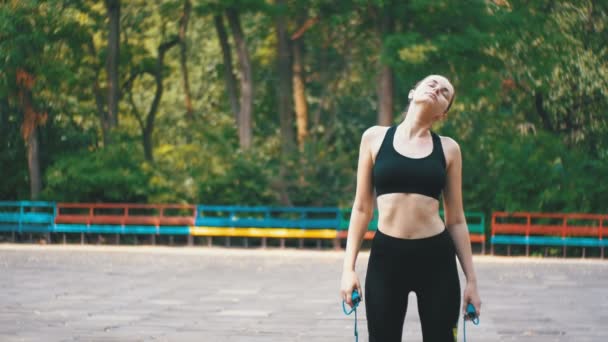 Fiatal sportos nő Sport felszerelés csinál a nyak, a sport területén a parkban — Stock videók