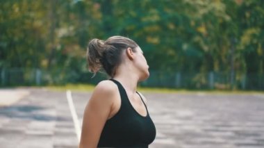 Genç atletik kadın boyun spor alanında Park yaparken spor kıyafeti