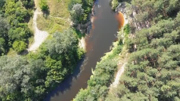 Στην κοίτη του ποταμού είναι μια προβολή επάνω από το drone — Αρχείο Βίντεο