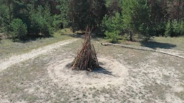 Dobrou grandes troncos para o fogo na floresta. O fogo está preparado para o fogo. Grande fogueira — Vídeo de Stock