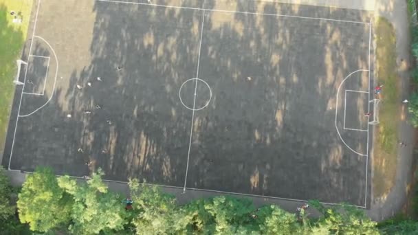Vista superior del antiguo campo de fútbol en el bosque y la gente jugando al fútbol — Vídeo de stock