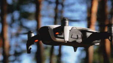 İle robot bir kamera havada uçuşu. Ormandaki yerden quadcopter uçar
