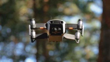 İle robot bir kamera havada uçuşu. Ormandaki yerden quadcopter uçar