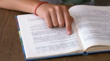 Eski masa kütüphanede kitap okurken erkek