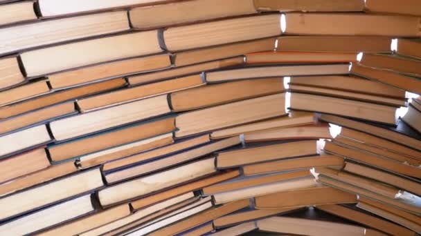 Pilhas de livros lindamente empilhados em uma fileira — Vídeo de Stock