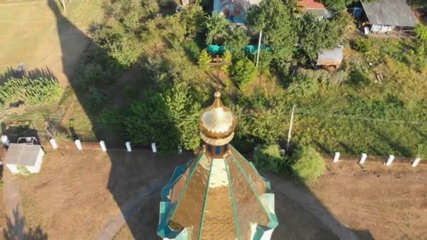 Veduta aerea della Chiesa cristiana ucraina Situato nel villaggio — Video Stock
