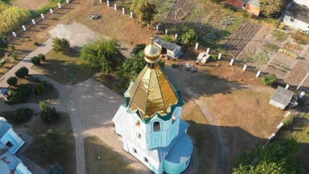 Vista aérea de la Iglesia Cristiana Ucraniana Situado en la Aldea — Vídeo de stock