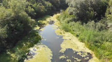 Belgili tanımlık nehir yatak dron üst görünümden olduğunu