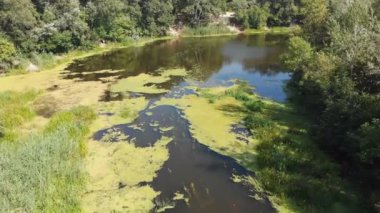 Belgili tanımlık nehir yatak dron üst görünümden olduğunu