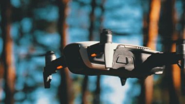 İle robot bir kamera havada uçuşu. Ormandaki yerden quadcopter uçar