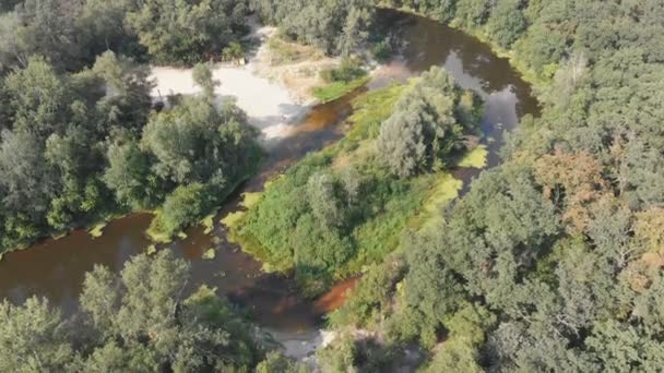 Belgili tanımlık nehir yatak dron üst görünümden olduğunu — Stok video