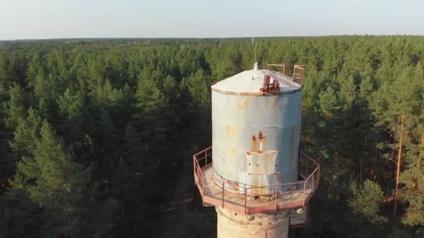 Oude watertoren in het forest. Luchtfoto van de drone — Stockvideo