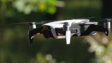 İle robot bir kamera havada uçuşu. Ormandaki yerden quadcopter uçar