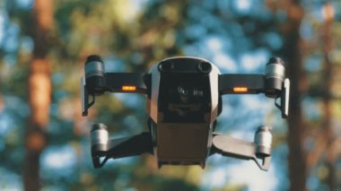 İle robot bir kamera havada uçuşu. Ormandaki yerden quadcopter uçar