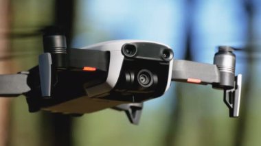 İle robot bir kamera havada uçuşu. Ormandaki yerden quadcopter uçar. Bir uçak ve döndürme bıçaklar Close-up. Yaz, güneşli bir gün.