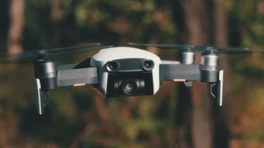 İle robot bir kamera havada uçuşu. Ormandaki yerden quadcopter uçar