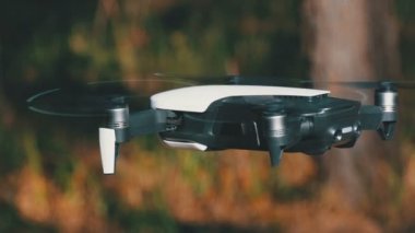 İle robot bir kamera havada uçuşu. Ormandaki yerden quadcopter uçar