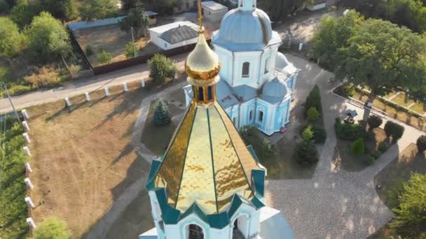 Luftaufnahme der ukrainischen christlichen Kirche im Dorf — Stockvideo