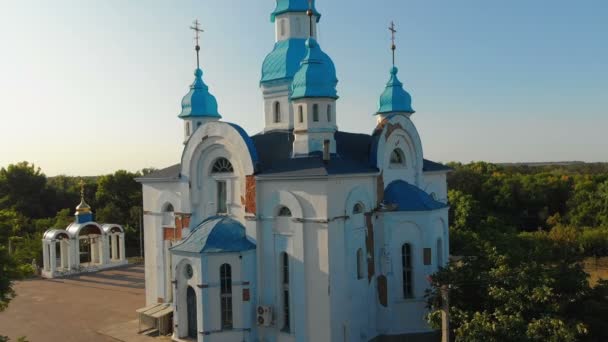 Vue aérienne de l'église chrétienne ukrainienne située dans le village — Video