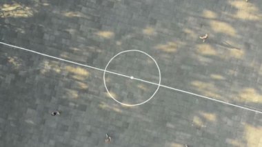 Ormanda ve futbol oynayan insanlar eski futbol alanının üstten görünüm