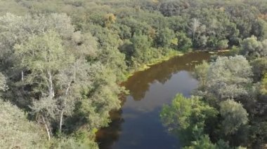 Belgili tanımlık nehir yatak dron üst görünümden olduğunu