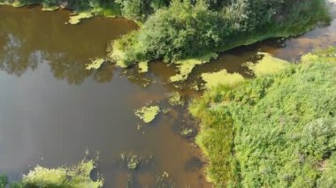 Belgili tanımlık nehir yatak dron üst görünümden olduğunu