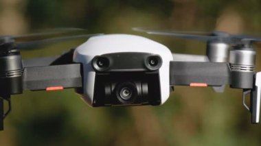 İle robot bir kamera havada uçuşu. Ormandaki yerden quadcopter uçar