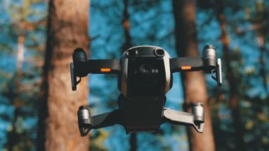 İle robot bir kamera havada uçuşu. Ormandaki yerden quadcopter uçar