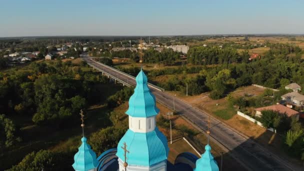 Ukrayna Hıristiyan Kilisesi Yer Köyün Havadan Görünümü Kilise Mavi Kubbeler — Stok video