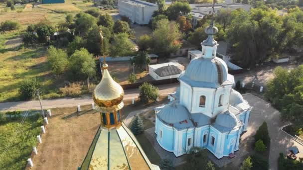Luftaufnahme der ukrainischen christlichen Kirche im Dorf — Stockvideo