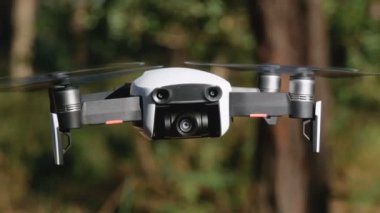 İle robot bir kamera havada uçuşu. Ormandaki yerden quadcopter uçar