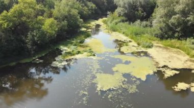 Belgili tanımlık nehir yatak dron üst görünümden olduğunu