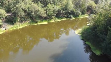 Belgili tanımlık nehir yatak dron üst görünümden olduğunu